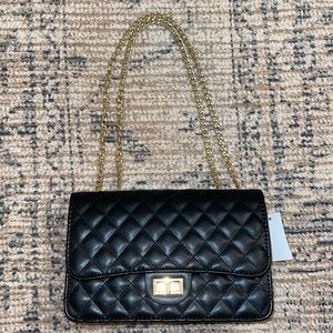 Chic Black Quilted Shoulder Bag with Gold Chain